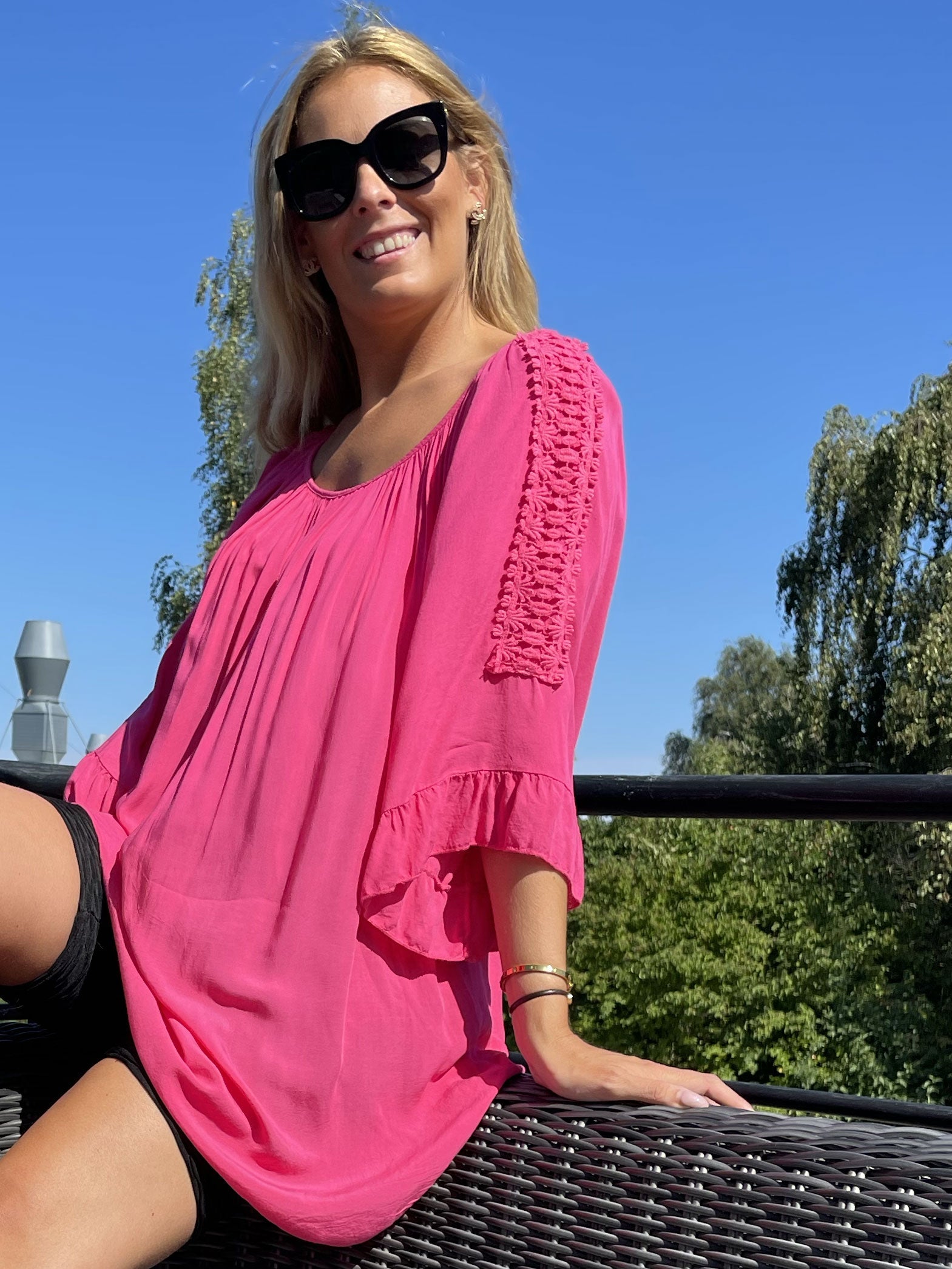 Samara - Söt lös tunika med broderier på ärmarna